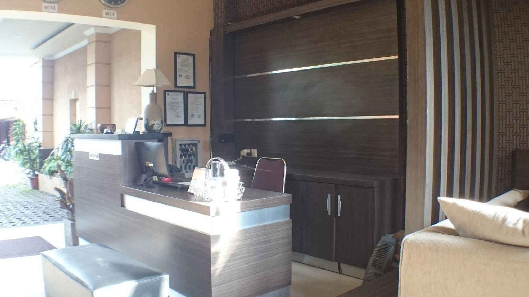 Kabana Hotel Матарам Екстериор снимка